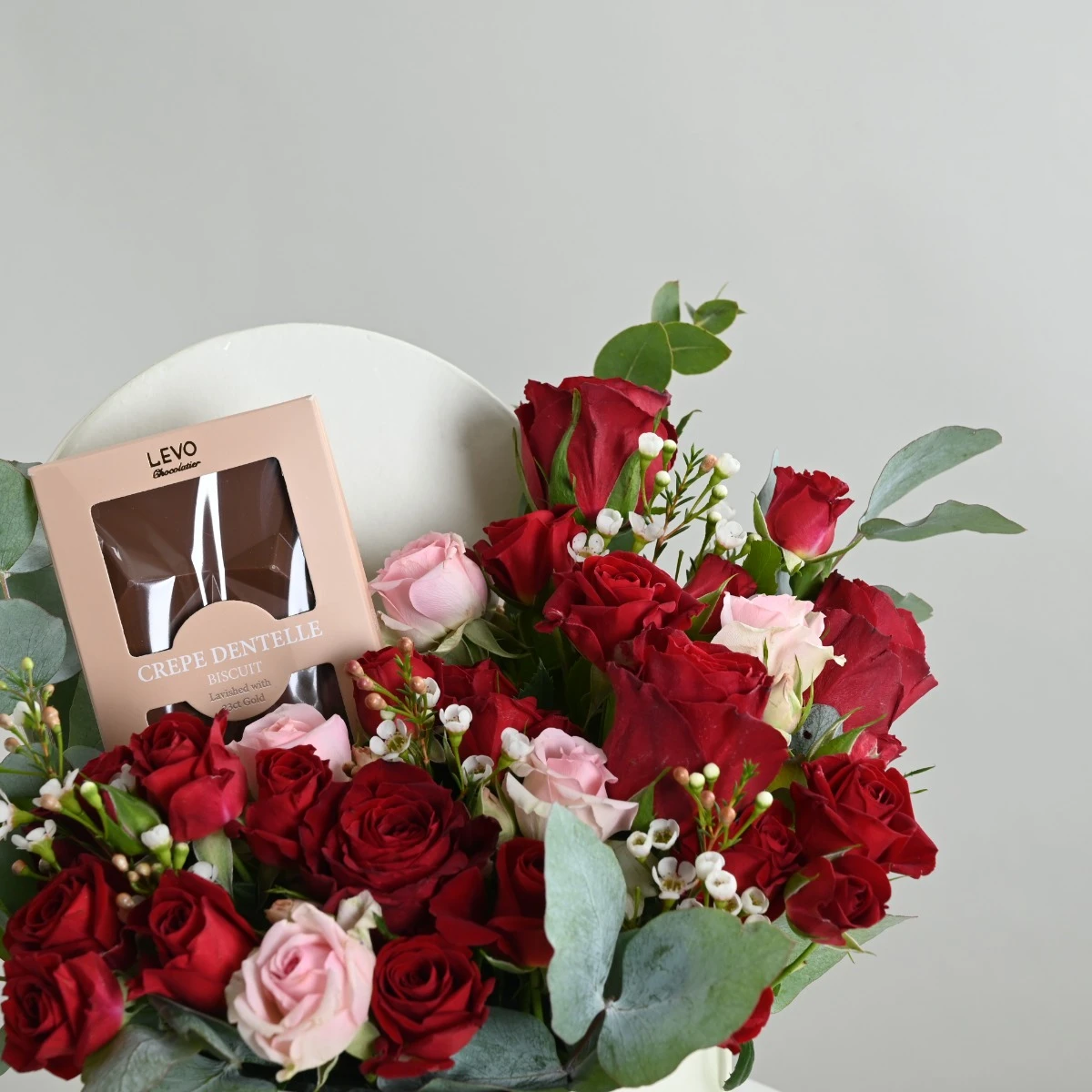 Levo Bar with Red Roses